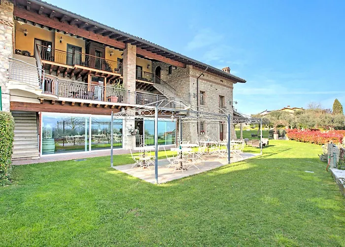 Cascina Crocelle With Lake View And Shared Pool