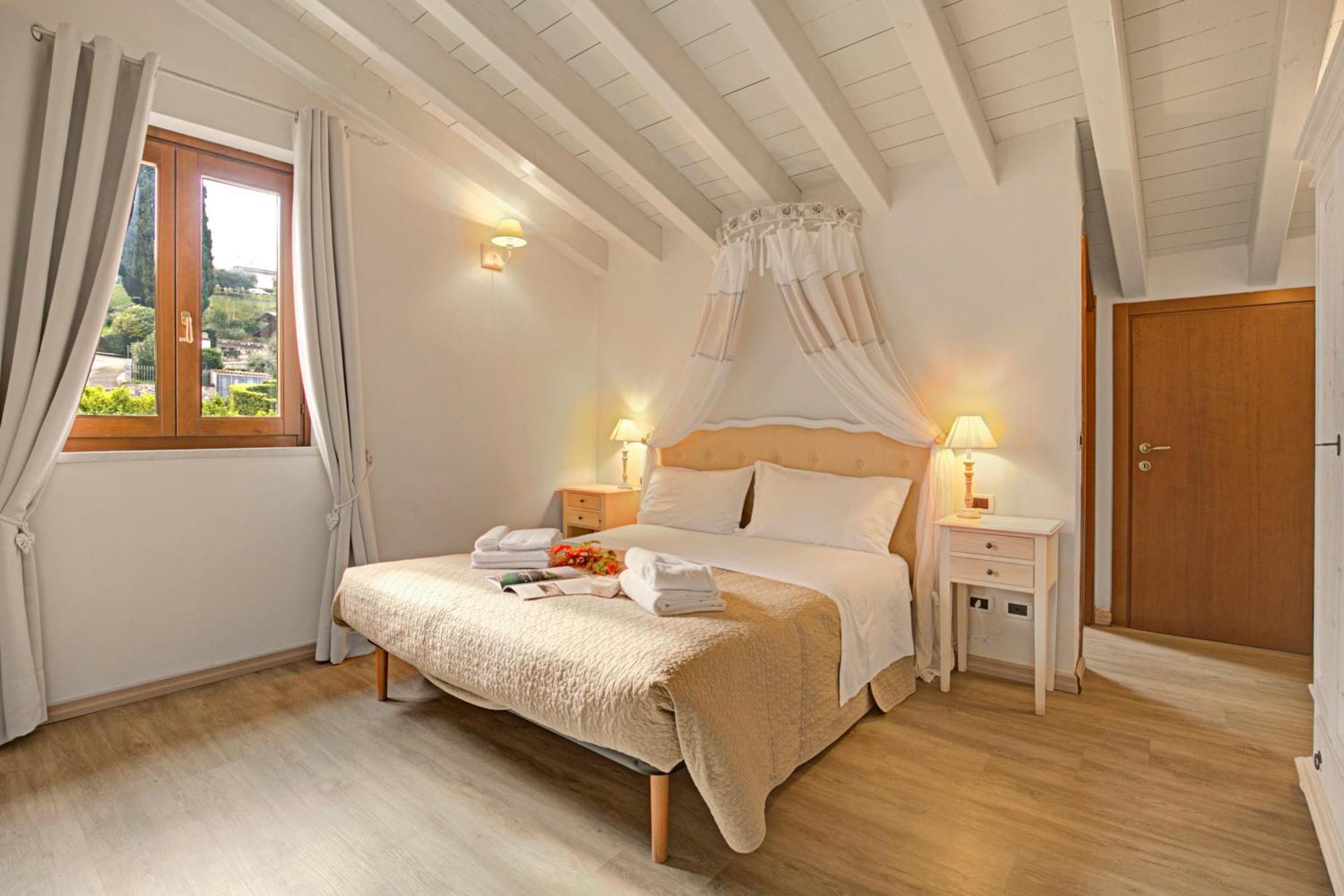 Cascina Crocelle With View And Shared Pool